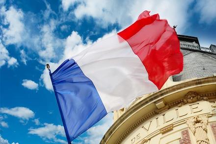 Drapeau de la France dans le ciel