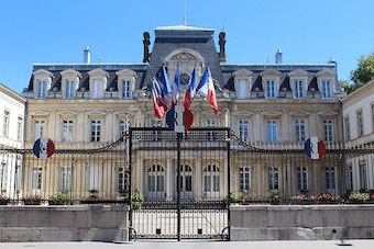 Photo de la préfecture de Bourg en bresse avec drapeau tricolor