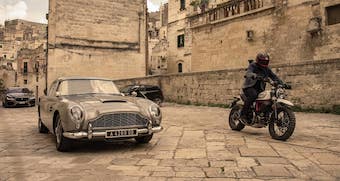 voiture et moto de collection circule dans la vieille ville