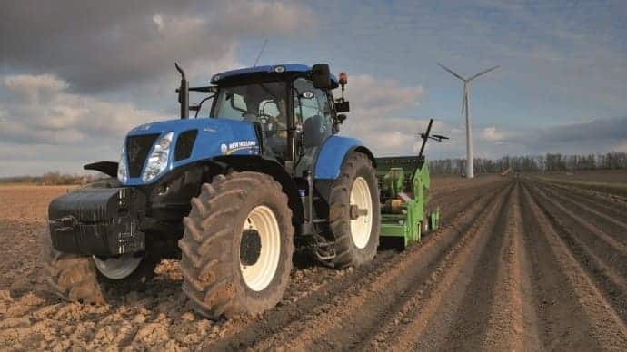 tracteur dans un champ