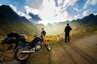 moto de collection et couché de soleil